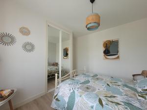 Ένα ή περισσότερα κρεβάτια σε δωμάτιο στο chambre d'hôte chez Mimidid