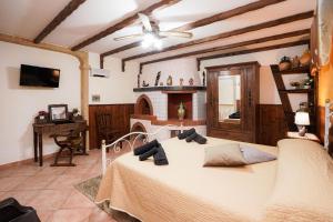 sypialnia z łóżkiem i kominkiem w obiekcie Guesthouse da Filiberto w mieście Melendugno