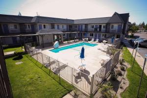 - une vue sur la piscine dans une maison dans l'établissement Motel 6-Sacramento, CA - Central, à Sacramento