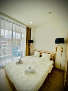 um quarto com uma cama grande com duas toalhas em Hotel Perla em Prizren