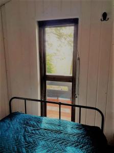 Tempat tidur dalam kamar di Kiszkowianka domki