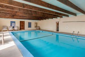 Πισίνα στο ή κοντά στο Rodeway Inn & Suites Ontario