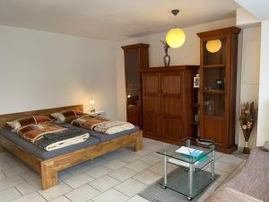 1 dormitorio con cama y mesa de cristal en Apartment am Kurpark en Bad Kösen