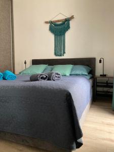 ein Schlafzimmer mit einem Bett mit einer schwarzen Bettdecke in der Unterkunft Apartament Wrzeszcz, Kamienice Kołłątaja in Danzig
