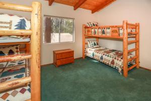 a bedroom with a bunk bed and a bunk bedessen at La Cerena Getaway #1960 by Big Bear Vacations in Big Bear Lake