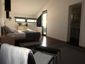 ein Schlafzimmer mit einem Bett, einem Stuhl und einem Fenster in der Unterkunft 2Stay - A2 in Ponta Delgada