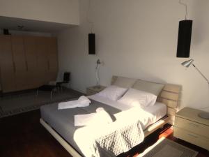 ein Schlafzimmer mit einem großen Bett mit weißer Bettwäsche in der Unterkunft 2Stay - A2 in Ponta Delgada + 25 Fotos