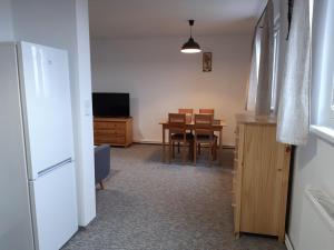 Televiisor ja/või meelelahutuskeskus majutusasutuses Černá v Pošumaví Apartmán