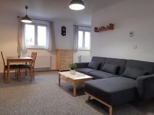 Istumisnurk majutusasutuses Černá v Pošumaví Apartmán