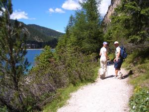 due persone in piedi su un sentiero vicino a un lago di Ferienwohnung Tauberhof a Bressanone