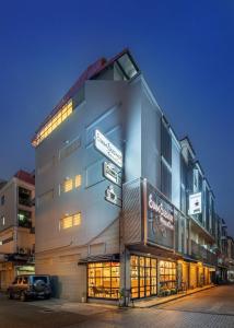 un edificio con letreros de la calle delante de él en Siam Subway Hostel and Café en Bangkok