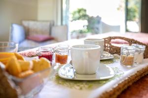 een tafel met een dienblad met eten en bekers erop bij Acquaghiaccia Spa & Country House in Vagli