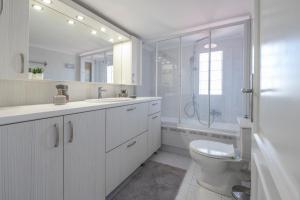 Kúpeľňa v ubytovaní Bright 3bdr Apt with Roofgarden, Jacuzzi