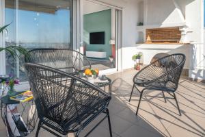 Televízia a/alebo spoločenská miestnosť v ubytovaní Bright 3bdr Apt with Roofgarden, Jacuzzi