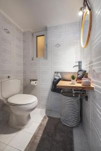 Koupelna v ubytování Bright 3bdr Apt with Roofgarden, Jacuzzi + 34 fotografií