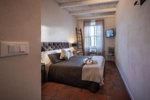 Giường trong phòng chung tại Locanda Antica Osteria Saracena del Bergallo