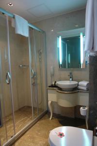 uma casa de banho com um chuveiro, um lavatório e um chuveiro em Hotel Le Mirage em Istambul