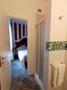 een badkamer met een slaapkamer met een bed en een douche bij L'Antica Terrazza in Monterosso al Mare