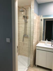 una ducha con puerta de cristal en un baño en Godinho's House, en Matosinhos 39 fotos más