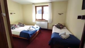 Trybsz的住宿－Willa Trybszanka，小房间设有两张床和镜子