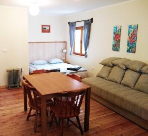 RibnicaにあるKM Apartman Tornik Zlatiborのリビングルーム(テーブル、ソファ付)