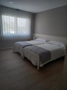 Łóżko lub łóżka w pokoju w obiekcie Hotel La Puerta de Arzúa