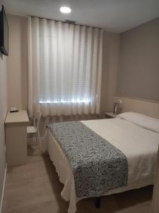 Łóżko lub łóżka w pokoju w obiekcie Hotel La Puerta de Arzúa
