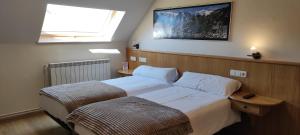 Postel nebo postele na pokoji v ubytování HOSTAL MENDILATZ