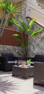 eine Terrasse mit einem Tisch, Stühlen und Pflanzen in der Unterkunft Guesthouse da Filiberto in Melendugno