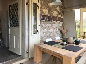 jadalnia z drewnianym stołem i krzesłami w obiekcie Stone house Chiara Seaview w mieście Funtana