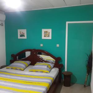 Tempat tidur dalam kamar di Color house meublée sécurisée,100m Maképé palace