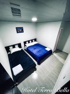 een slaapkamer met 2 bedden in een kamer bij Hotel Terra Bella in Guadalupe