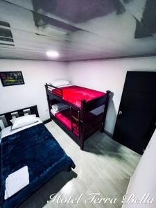 een slaapkamer met 2 stapelbedden in een kamer bij Hotel Terra Bella in Guadalupe