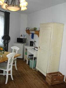 kuchnia ze stołem i białą szafką w obiekcie Appartement 25 qm mit Bad an der Mosel - Nähe Koblenz w mieście Dieblich