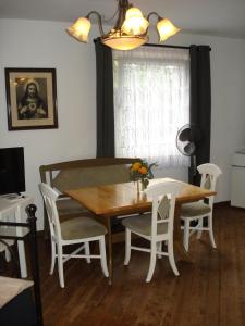 een eetkamer met een tafel en stoelen bij Appartement 25 qm mit Bad an der Mosel - Nähe Koblenz in Dieblich