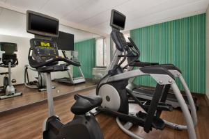 una palestra con tapis roulant e TV a schermo piatto di Holiday Inn Express Fairfax-Arlington Boulevard, an IHG Hotel a Fairfax