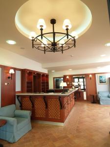 un grand salon avec un grand lustre dans l'établissement Hotel Laguna, à Privlaka