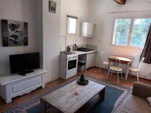 Gallery image of Chambres tomate, dans maison avec petit escalier et Stanna, à 6km du festival de piano de la roque d'anthéron in Rognes