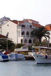 vor einem Gebäude angedockte Boote in der Unterkunft Apartment Marina - sea view in Trogir