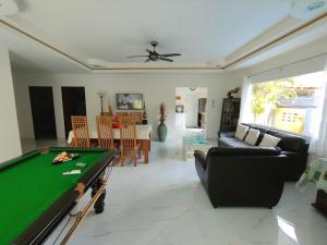 ein Wohnzimmer mit einem Billardtisch darin in der Unterkunft CORNER VILLA - PATTAYA HOLIDAY HOUSE WALKING STREET 4 bedrooms in Pattaya South