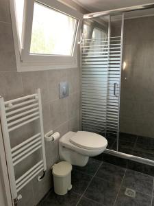 ネア・カリクラティアにあるFerienhaus KALI BEACH Chalkidikiのバスルーム(トイレ、シャワー付)、窓が備わります。