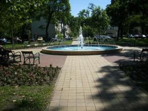a fountain in a park with benches around it at 2 STUDIO in Budapest