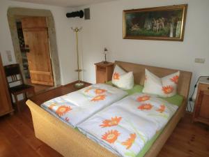 Giường trong phòng chung tại Ferienwohnung mit Charme in Dresden Pillnitz