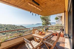 een balkon met een tafel en stoelen en uitzicht op de oceaan bij Oltre House in Lerici