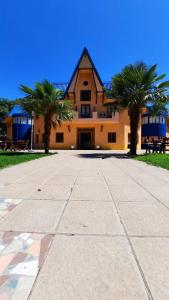 una grande casa con due palme di fronte di Hotel El Volcán a Volcán