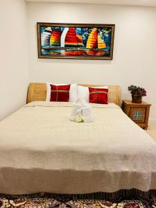 1 dormitorio con 1 cama con una pintura en la pared en Baan Marakesh Hua Hin, en Hua Hin