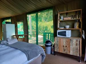 Kuchyň nebo kuchyňský kout v ubytování Fernhill Tented Treehouses
