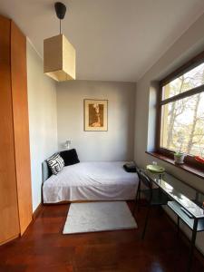 Postel nebo postele na pokoji v ubytování Niewielki pokój jedno lub dwuosobowy w dużym mieszkaniu w Gdańsk Wrzeszcz ul Smoluchowskiego koło Akademii Medycznej - cooliving