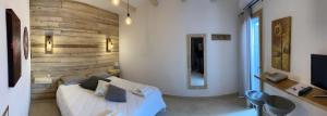 オルビアにあるIknos Guest Houseの木製の壁のベッドルーム1室(ベッド1台付)