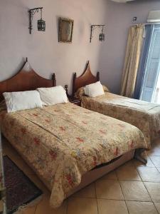 una camera con 2 letti di HOTEL DU LOUVRE a Casablanca